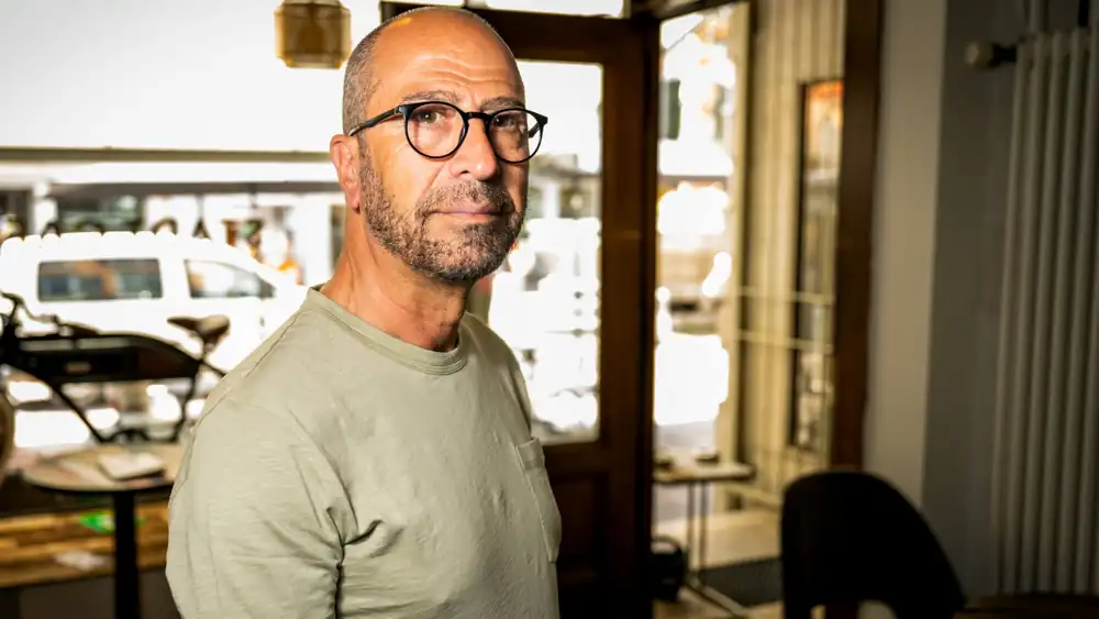 Schuan Tahir, Gastgeber des Stadt Café, in seinem Café an der Hauptgasse